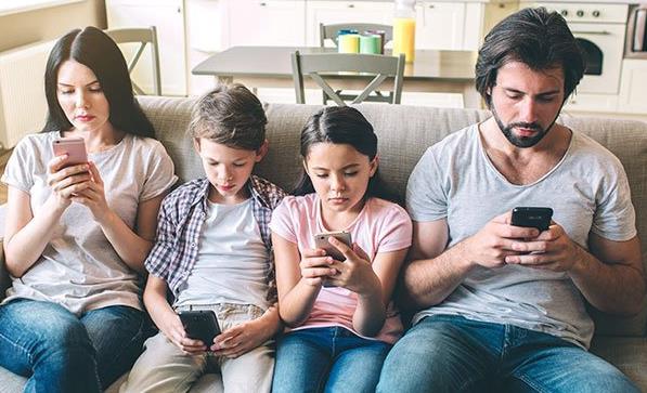 How to find the right balance between smartphone use and family time