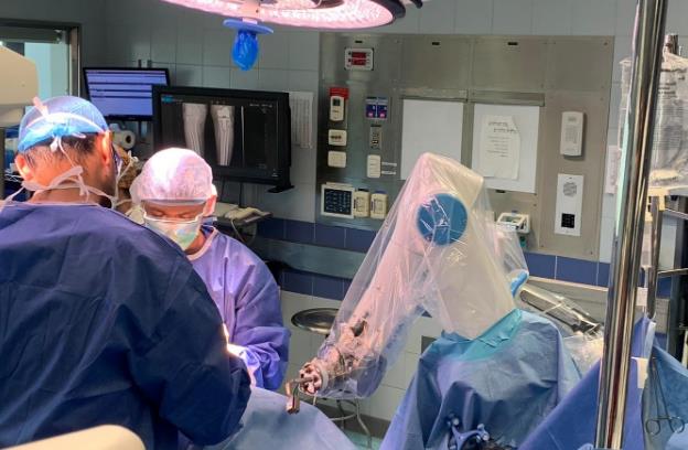 Jerusalem doctors perform world’s first AR robotic spinal surgery