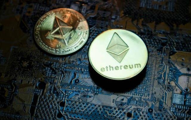 Bitcoin and Ethereum Plunge to One-Week Lows Ahead of Fed Minutes