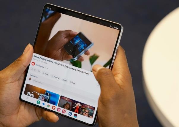 Samsung’s new app lets you experience a Galaxy Fold with two iPhones