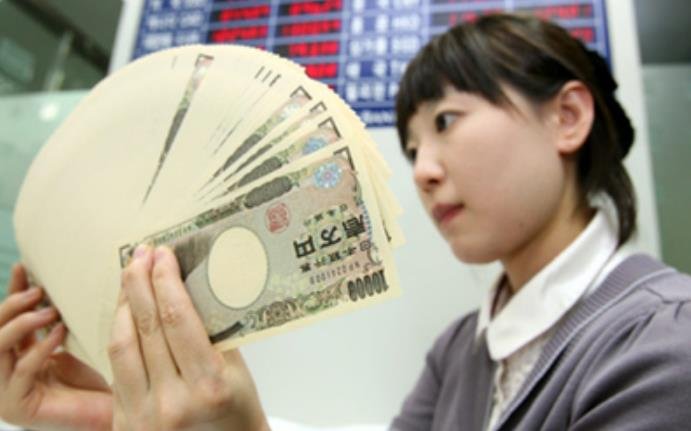 Yen slides to 10-month low amid intervention fears