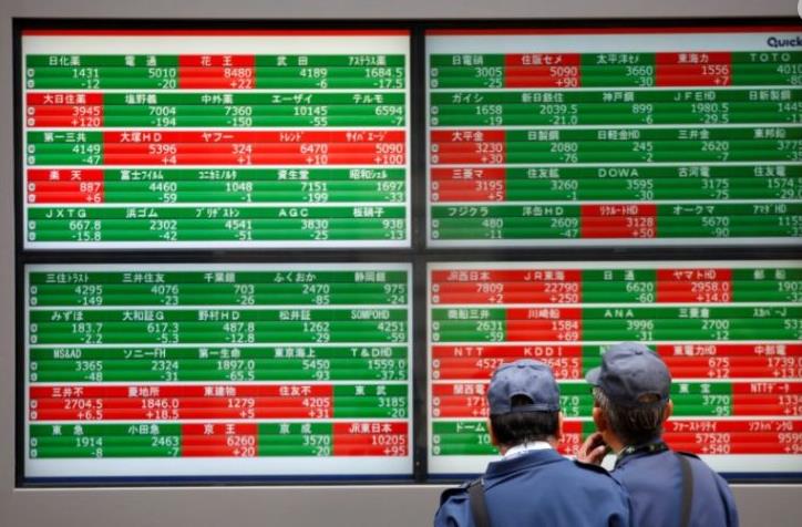 Asia stocks fall as oil prices drop, gold surges amid inflation fears