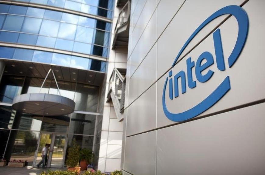 Intel unveils new AI chips for smart cars at CES