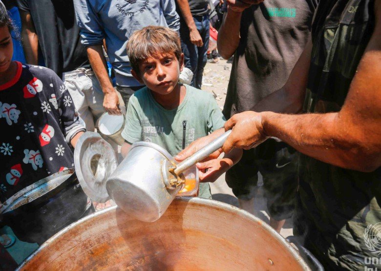 palestinian children waiting for food in gaza