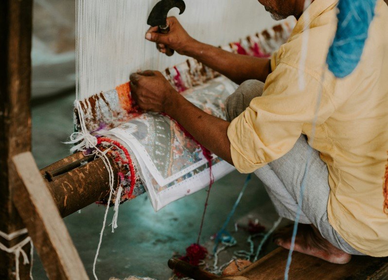 Egyptian silk carpet weaving artisan in Monufia