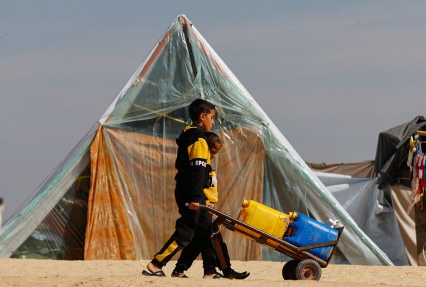 Gaza Rafah border zone tents civilians