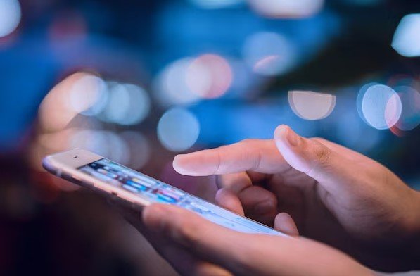 hand using smartphone