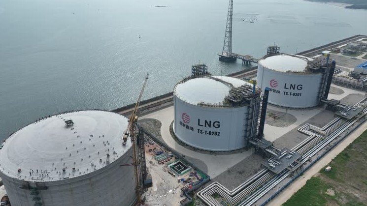 lng gas tanks factory middle