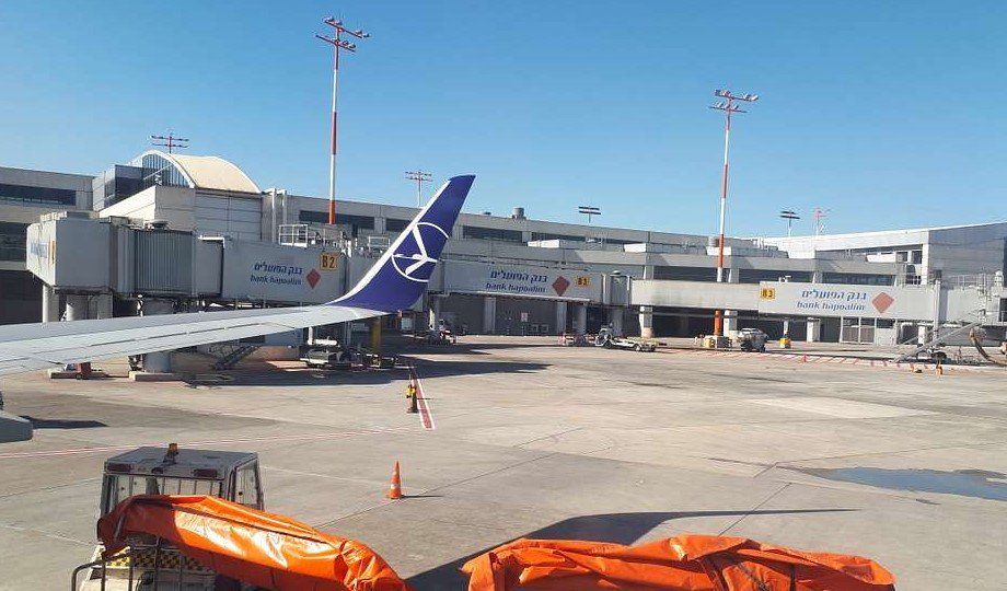 lufthansa airplane ben gurion airport israel