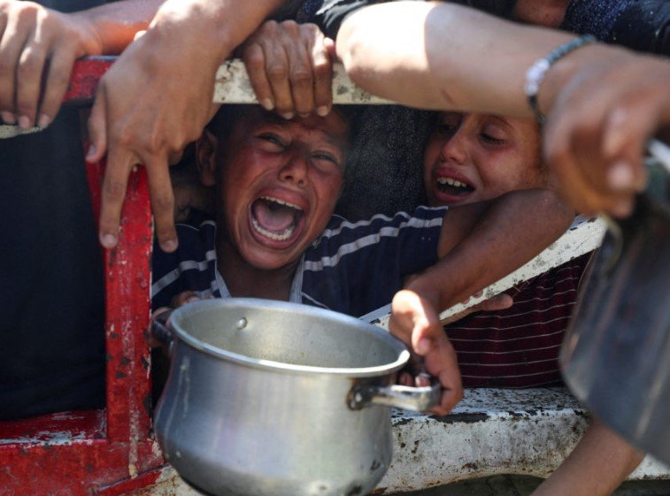 palestinians receiving aid gaza city