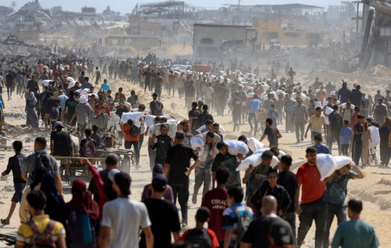 palestinians-seeking-aid-in-gaza