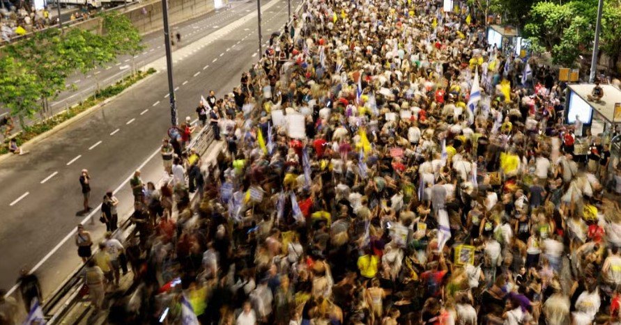 tel aviv protest crowd