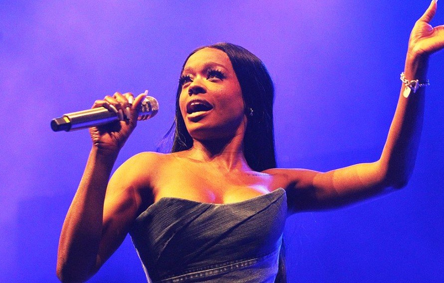 Azealia Banks performing