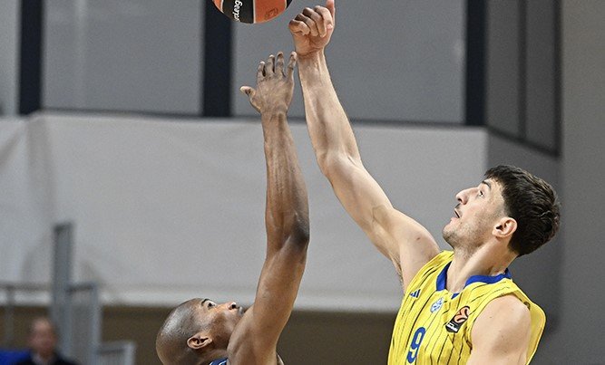 Marcio Santos basketball