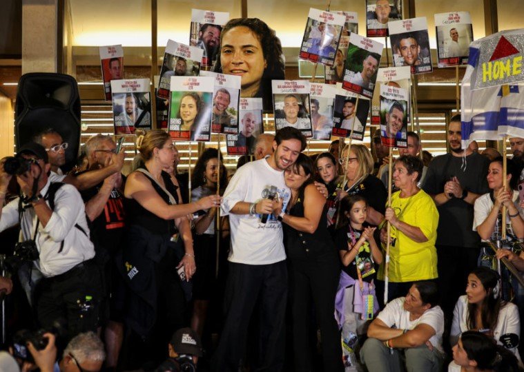 israeli-hostages-freed-tel-aviv