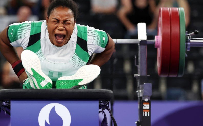 para powerlifting athlete lifting
