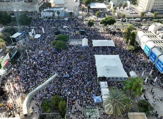 tel aviv crowd celebration