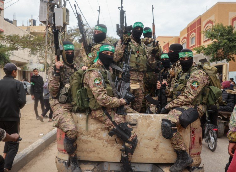 Hamas fighters and Red Cross search east Gaza