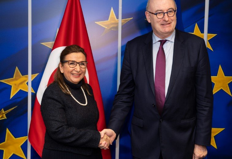 international leaders handshake