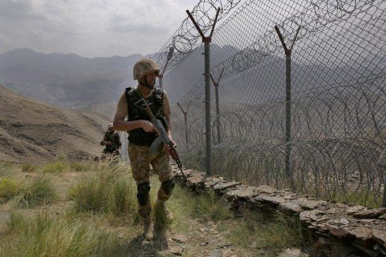 Pakistan Afghanistan border fence soldier