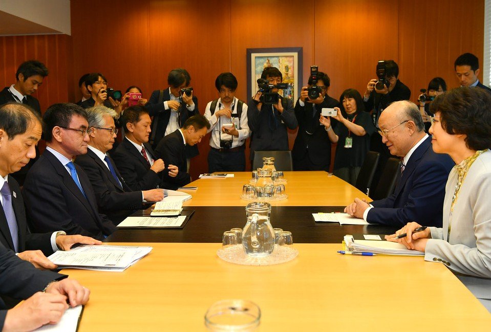 international diplomacy meeting