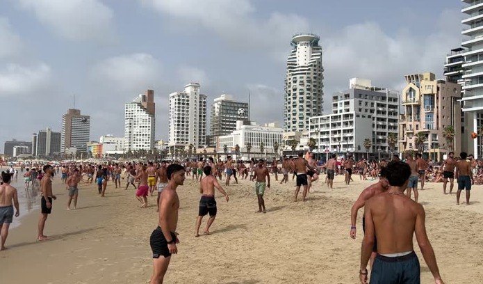 tel aviv beach crowd