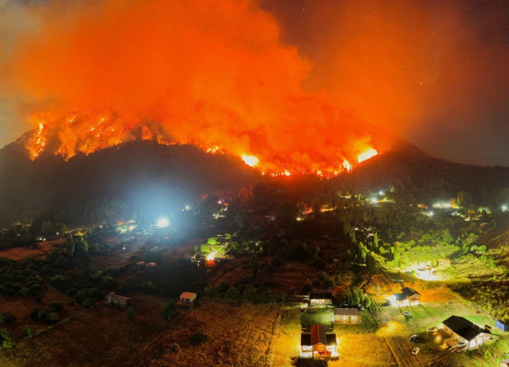 Patagonia wildfire El Hoyo Argentina